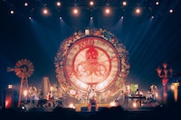 sumikaが感情を共有し合い、同じ色に染まった「Vermilion’s」ツアー閉幕