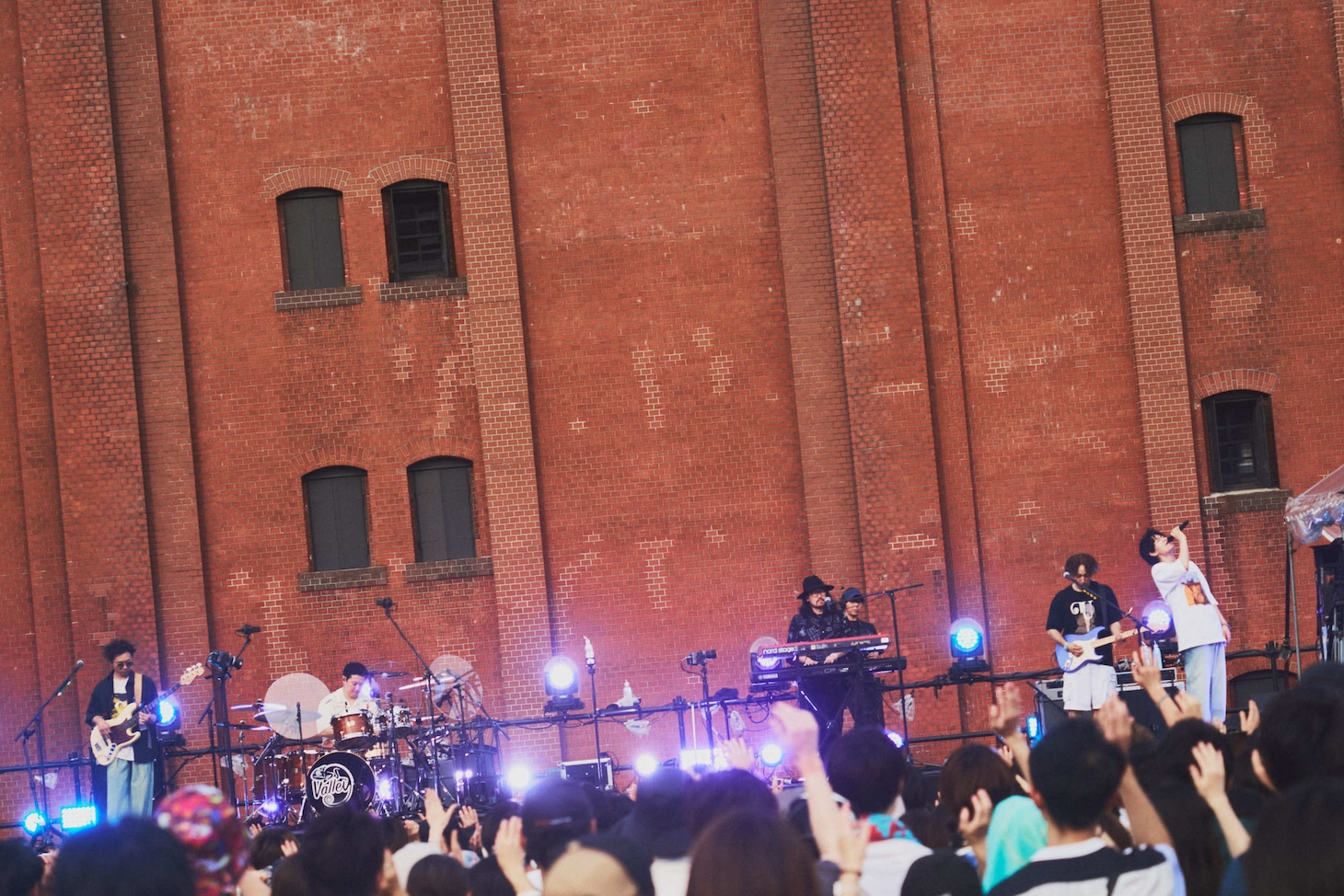 「Tani Yuuki Free Live "Bon Voyage!" at横浜赤レンガ倉庫」の様子。（Photo by MIKAGE）