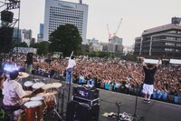 「Tani Yuuki Free Live "Bon Voyage!" at横浜赤レンガ倉庫」の様子。（Photo by MIKAGE）