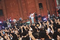 「Tani Yuuki Free Live "Bon Voyage!" at横浜赤レンガ倉庫」の様子。（Photo by MIKAGE）