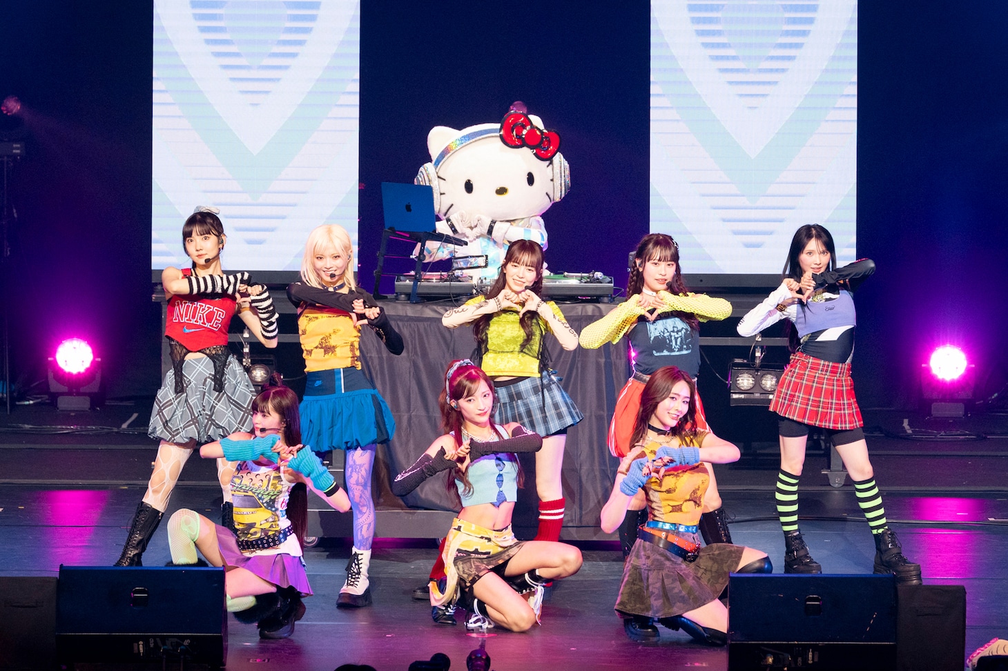 Girls2とDJ Hello Kitty。