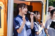 手前から白石まゆみ、山内咲奈。