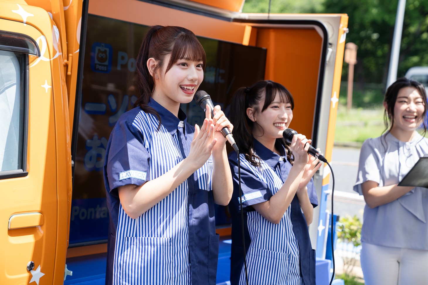 手前から白石まゆみ、山内咲奈。