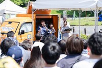 「ポンポンあげすぎトラックキャラバン1日店長イベント」の様子。