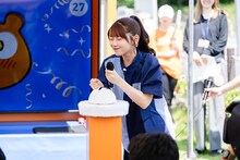 “ポンポンあげすぎ体験”のデモンストレーションを行う白石まゆみ。