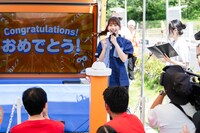 “ポンポンあげすぎ体験”のデモンストレーションを行う白石まゆみ。