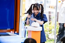 “ポンポンあげすぎ体験”のデモンストレーションを行う山内咲奈。