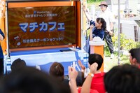 “ポンポンあげすぎ体験”のデモンストレーションを行う山内咲奈。