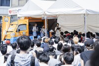 「ポンポンあげすぎトラックキャラバン1日店長イベント」の様子。