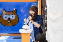 “ポンポンあげすぎ体験”のデモンストレーションを行う白石まゆみ。