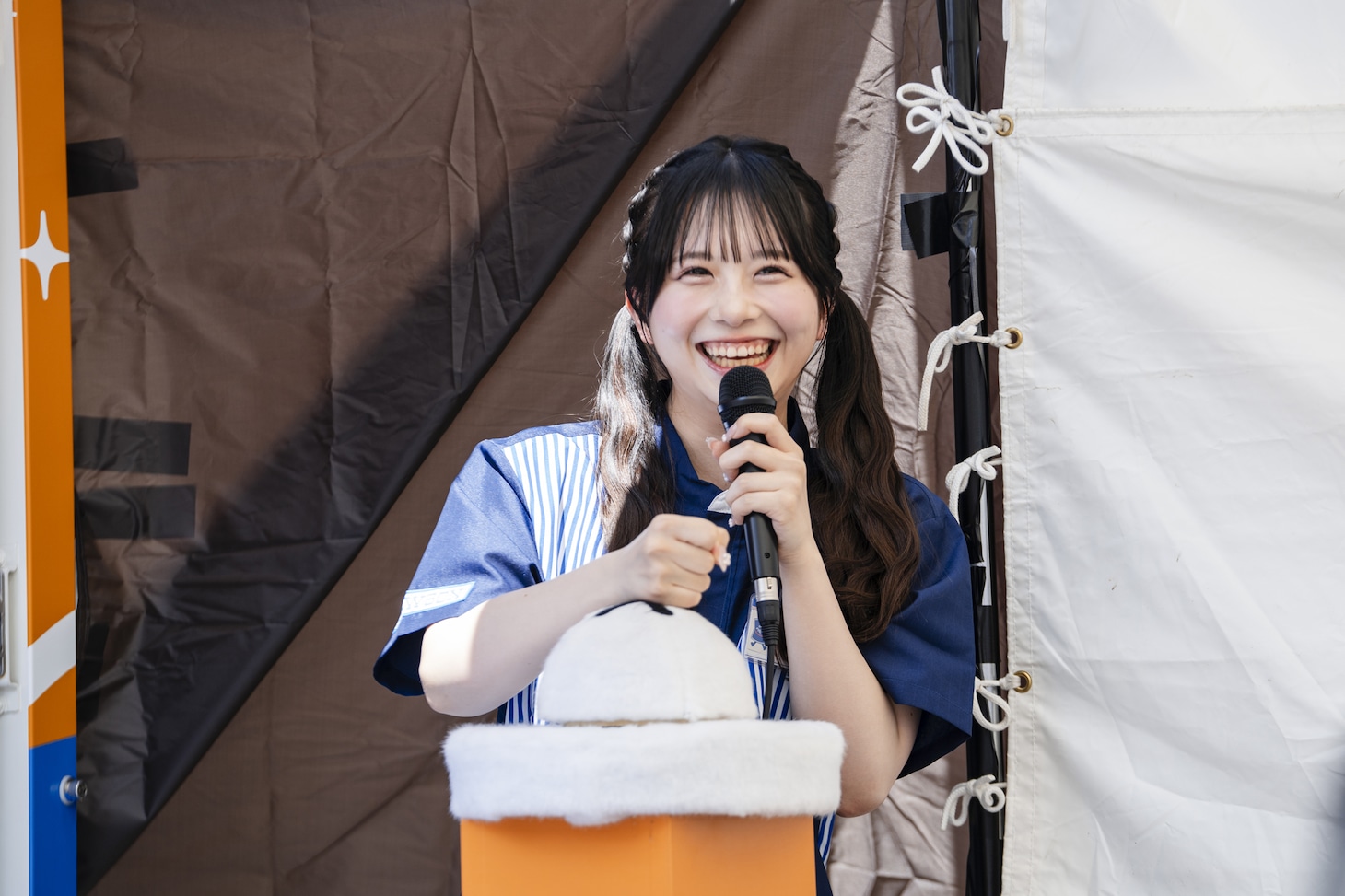 “ポンポンあげすぎ体験”のデモンストレーションを行う栗田なつか。