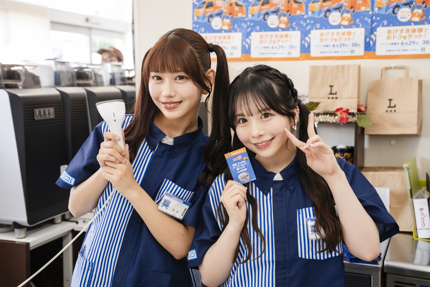 左から白石まゆみ、栗田なつか。