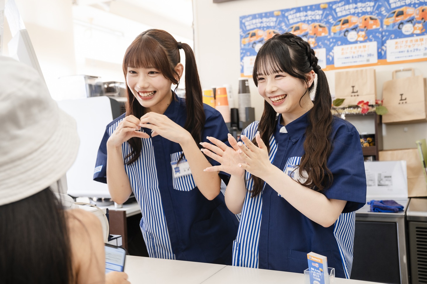 ローソンのレジに立つ白石まゆみと栗田なつか。