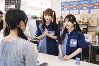 ローソンのレジに立つ白石まゆみと栗田なつか。