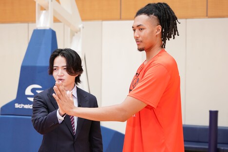 日本代表選手に取材する菊池風磨（左）。©日本テレビ