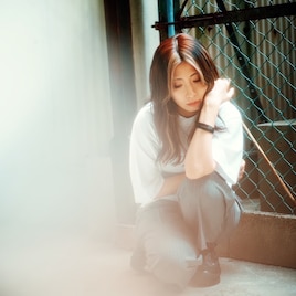 草野華余子が宮地慧&eba迎えたニューシングル明日リリース、ジャケットデザインは感エロ秋月琢登