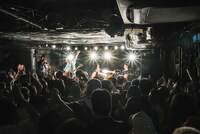 鈴木実貴子ズのライブの様子。