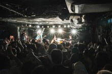 鈴木実貴子ズのライブの様子。