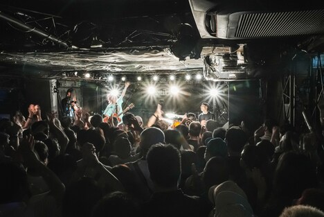 鈴木実貴子ズのライブの様子。