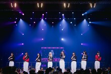 「Girls2 LIVE TOUR 2025 -ガルガルエイト- 6th Anniversary Party」の様子。