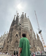 サグラダ・ファミリアを見上げる岡野昭仁(ポルノグラフィティ)。