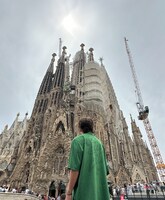 サグラダ・ファミリアを見上げる岡野昭仁（ポルノグラフィティ）。