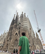 サグラダ・ファミリアを見上げる岡野昭仁（ポルノグラフィティ）。