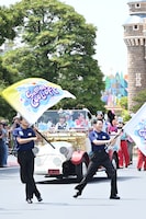 Mrs. GREEN APPLEが参加した東京ディズニーランドのスペシャルグリーティングの様子。