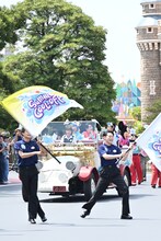 Mrs. GREEN APPLEが参加した東京ディズニーランドのスペシャルグリーティングの様子。