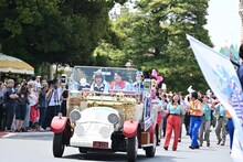 Mrs. GREEN APPLEが参加した東京ディズニーランドのスペシャルグリーティングの様子。