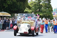 Mrs. GREEN APPLEが参加した東京ディズニーランドのスペシャルグリーティングの様子。