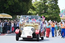 Mrs. GREEN APPLEが参加した東京ディズニーランドのスペシャルグリーティングの様子。