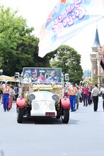 Mrs. GREEN APPLEが参加した東京ディズニーランドのスペシャルグリーティングの様子。