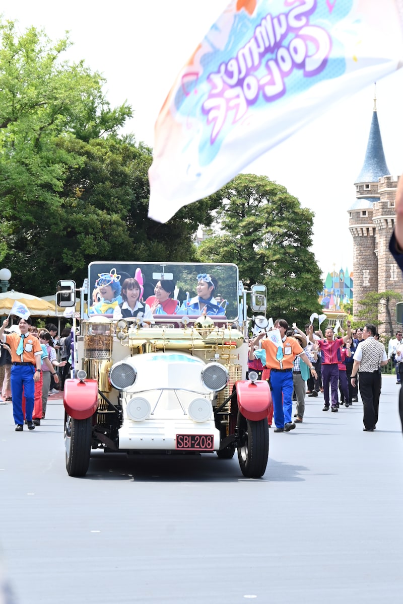 Mrs. GREEN APPLEが参加した東京ディズニーランドのスペシャルグリーティングの様子。