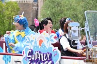 Mrs. GREEN APPLEが参加した東京ディズニーランドのスペシャルグリーティングの様子。