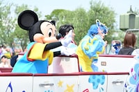 Mrs. GREEN APPLEが参加した東京ディズニーランドのスペシャルグリーティングの様子。