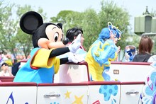 Mrs. GREEN APPLEが参加した東京ディズニーランドのスペシャルグリーティングの様子。