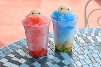 シェイブアイスのストロベリー（左）とブルーシロップ＆マンゴー（右）。「プラザパビリオン・レストラン」で販売。
