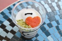 クールダウンうどん。牛カルビ、エッグ、豆乳ポテトソース入り。「プラザパビリオン・レストランで販売。