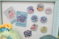 ステッカー付き缶バッジセットとピンバッジセット。「サマー・クールオフ at Tokyo Disney Resort」のグッズ。