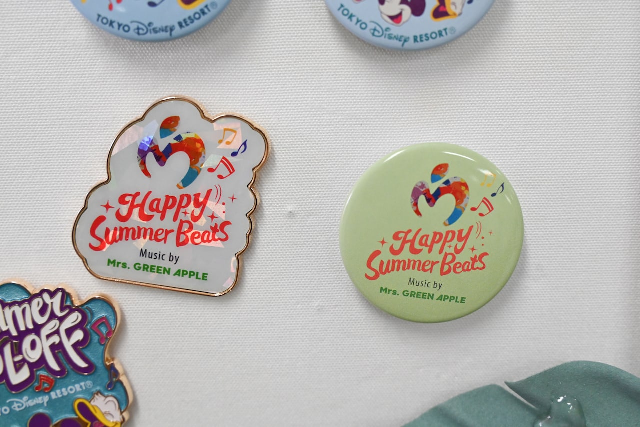 缶バッジとピンバッジ。「サマー・クールオフ at Tokyo Disney