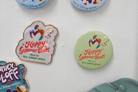 缶バッジとピンバッジ。「サマー・クールオフ at Tokyo Disney Resort」のグッズ。
