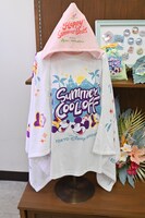 フード付きタオルとTシャツ。「サマー・クールオフ at Tokyo Disney Resort」のグッズ。