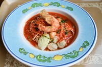 冷製パスタのペスカトーレ、ソフトシェルシュリンプのフリット添え。「カフェ・ポルトフィーノ」で販売。