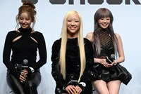 笑いをこぼすHARVEY、MAYA、HINATA。