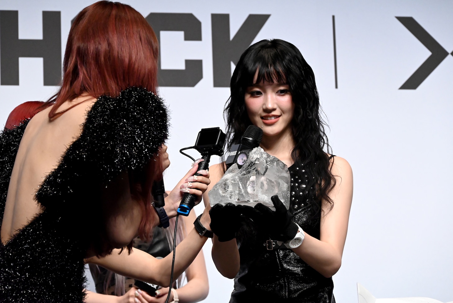 無傷のG-SHOCKを見て感嘆するCHISA。