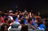 ファンとともにエンディングライブの視聴会を楽しもうとするでんぱ組.inc。