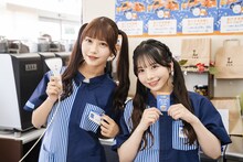 左から白石まゆみ、栗田なつか。