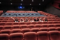 ユナイテッド・シネマ アクアシティお台場のシートに座るでんぱ組.inc。（写真提供：ディアステージ）