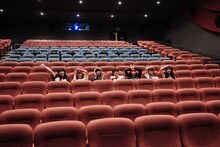 ユナイテッド・シネマ アクアシティお台場のシートに座るでんぱ組.inc。（写真提供：ディアステージ）